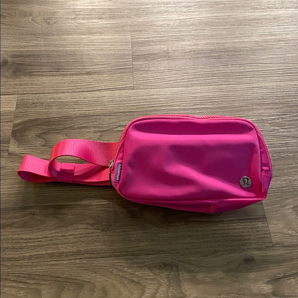 Lululemon Everywhere Belt Bag 1L in Sonic Pink